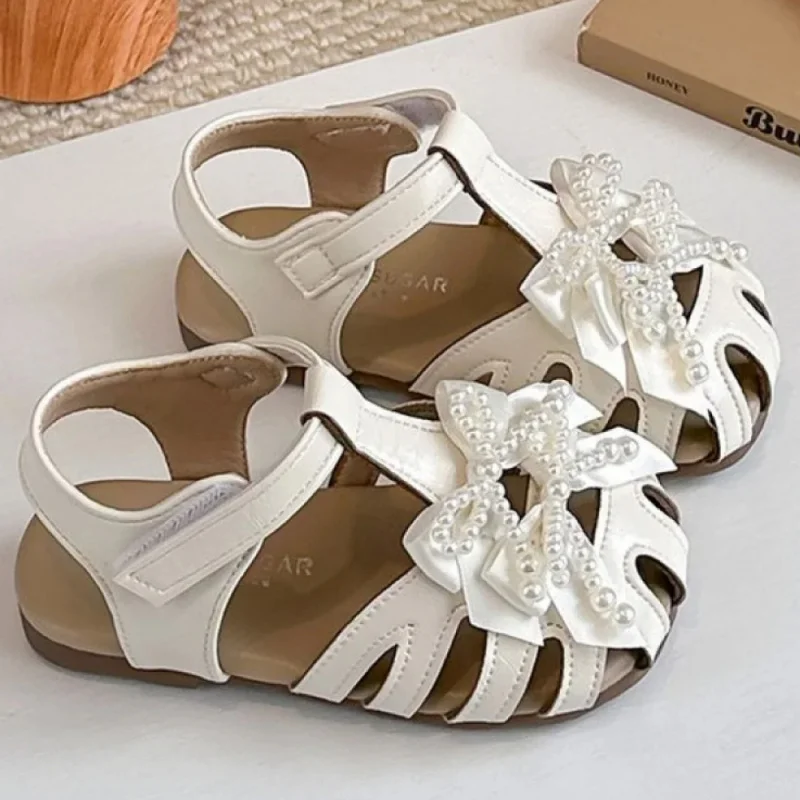 

Летние сандалии в корейском стиле для девочек, с перфорацией, дышащие, с роскошным жемчужным бантом, детская летняя обувь.