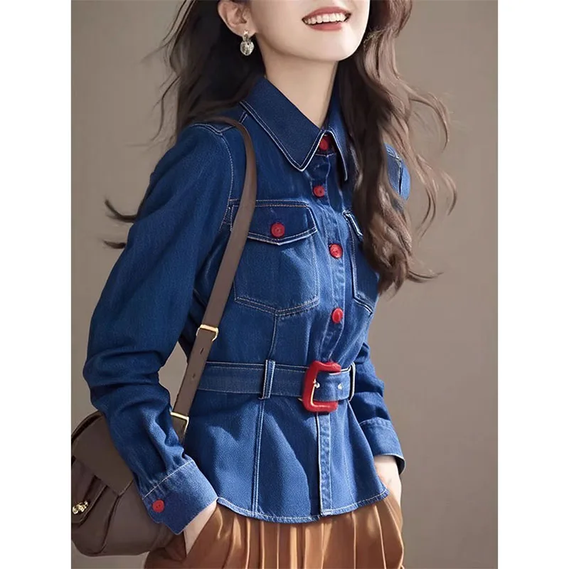 Camicetta di jeans da donna Camicia di jeans con cintura di design alla moda Colletto polo blu Giacca di jeans aderente in vita Abbigliamento primaverile autunnale