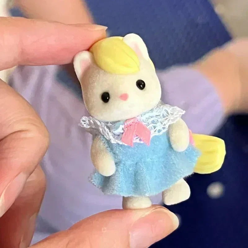 Hot Original Sylvanian Families Modello giocattoli Baby Mini Figure Room Dress Up Cute Box Cake Lucky Bag Doll Compleanno Regali per bambini