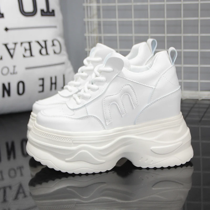 10 12 14 سنتيمتر غير مرئية الداخلية زيادة حذاء أبيض صغير النساء 2025 منصة صغيرة سميكة أحذية منصة الترفيه الرياضة الفاخرة الأحذية