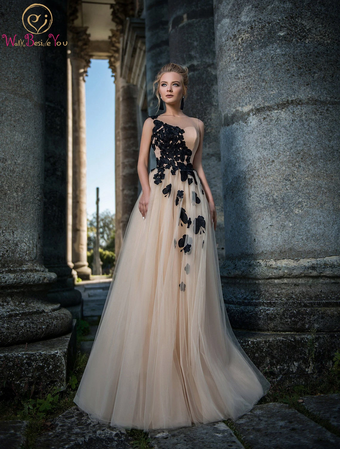 Champagne Tulle Lange Avondjurk 2022 Floor Lengte Black Lace Geappliceerd Butterfliy Een Lijn Zonder Mouwen Hals Prom Gown Party