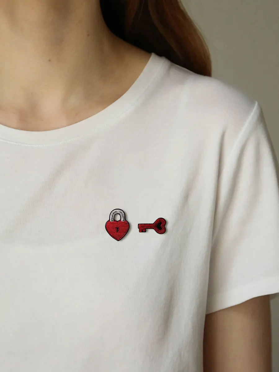 インドのシルク手刺繍、スタイリッシュなデザイン、ニッチ、ハートロック、カップルブローチ、高級感のある絶妙なピン装飾