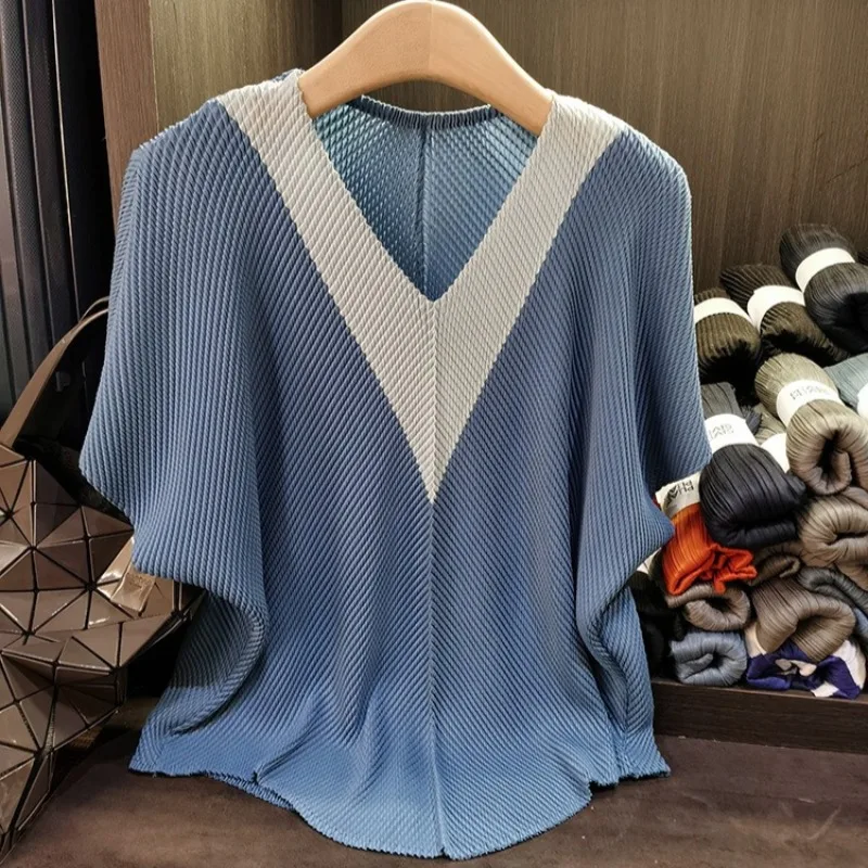 

Miyake блокирующая плиссированная блузка с v-образным вырезом и чешуей дракона, женская летняя новая свободная футболка с короткими рукавами, эластичная женская футболка