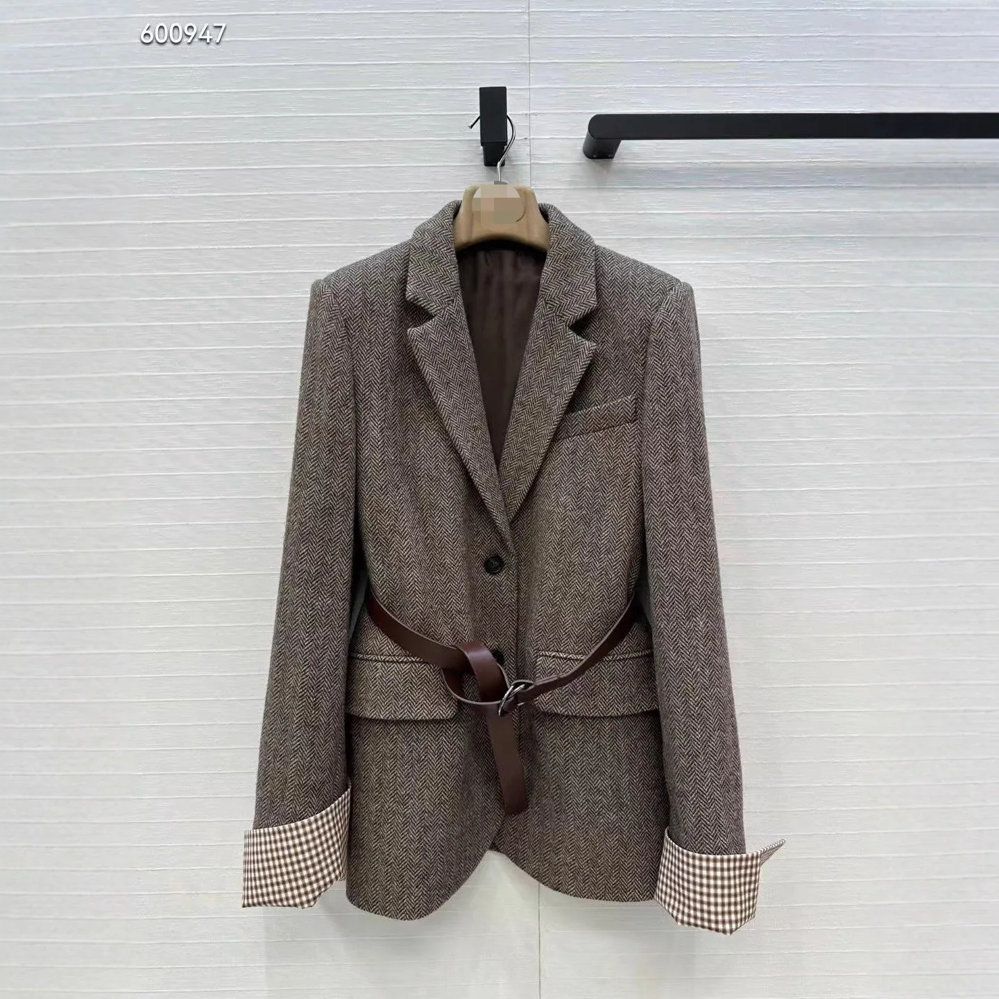 

Шерстяной пиджак в пригородном стиле с клетчатыми манжетами