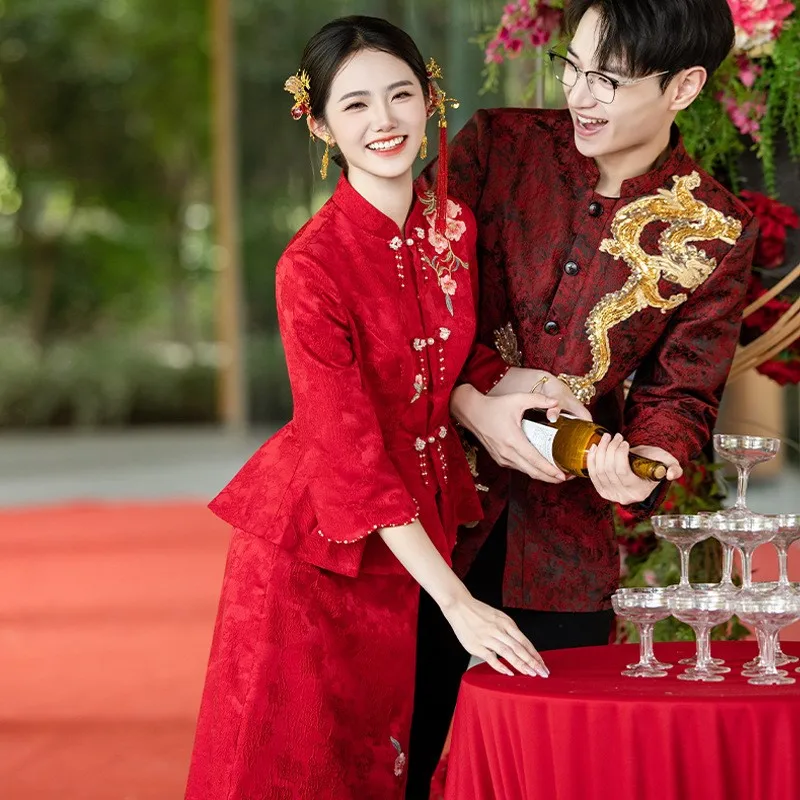 

A new Chinese-style cheongsam toasting dress with red embroidery and traditional Chinese style