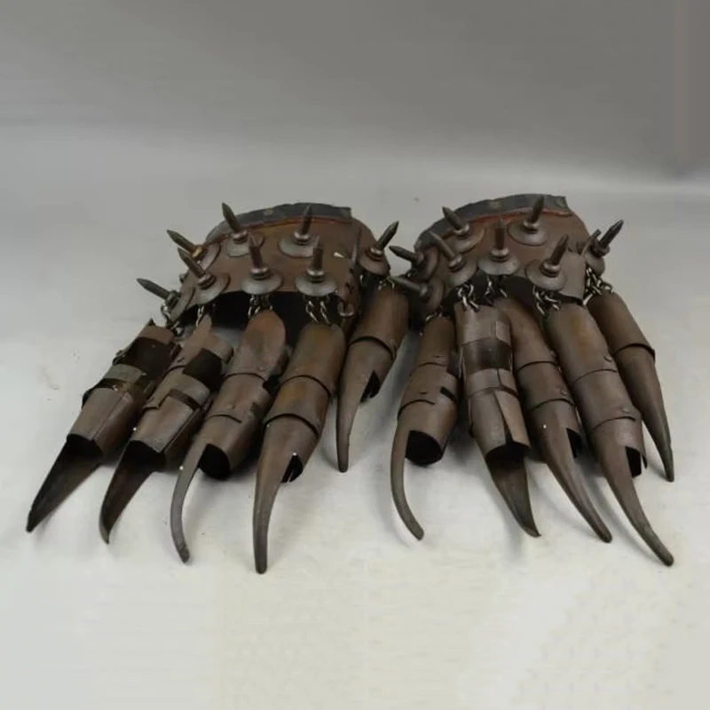 

Delicate Chinese copper decoration hand-carved defense war two claws statue