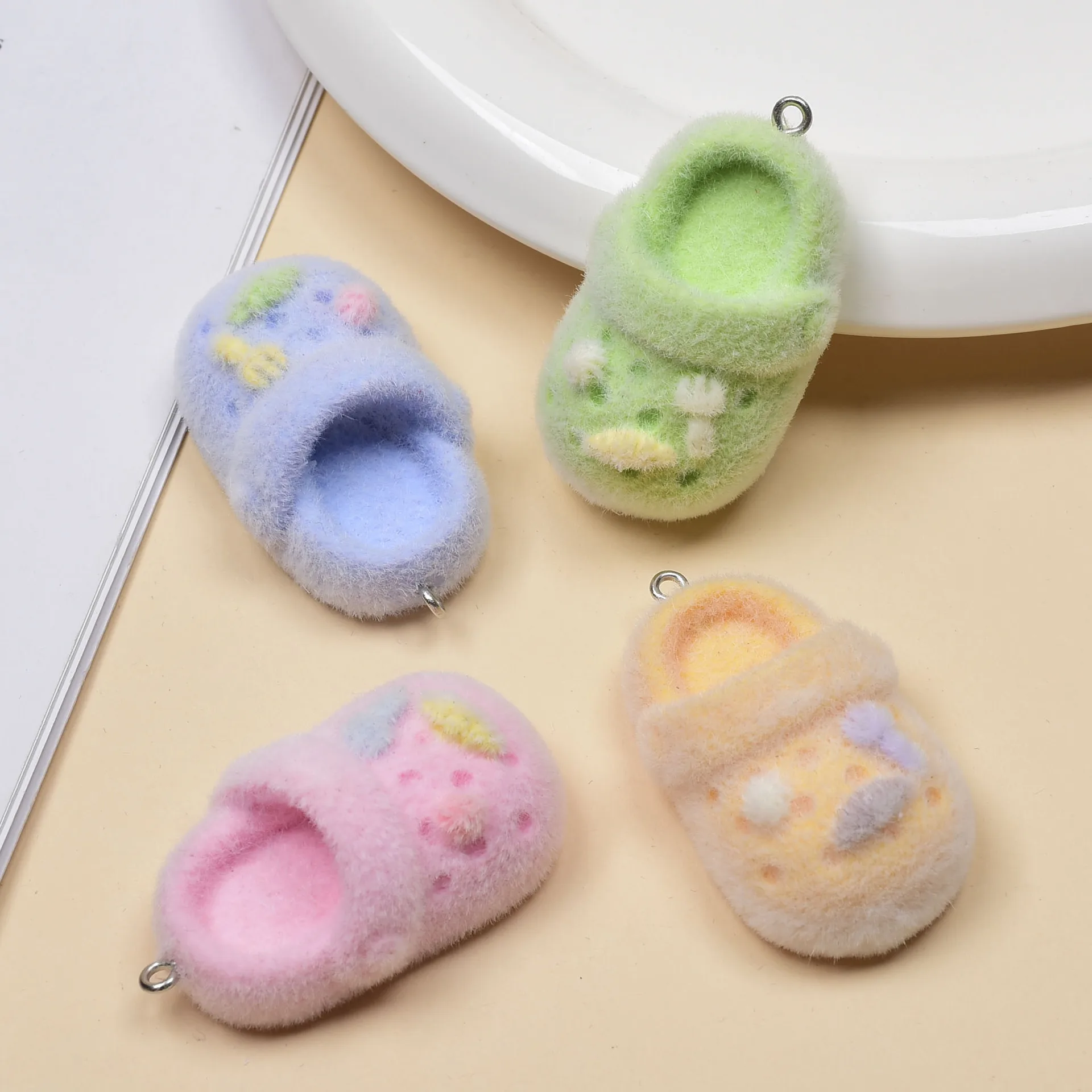 

20 шт. флокированные тапочки с героями мультфильмов, подвески, мини-милый кулон из смолы для изготовления ювелирных изделий своими руками, ожерелье, сумка, брелок, аксессуары для рукоделия