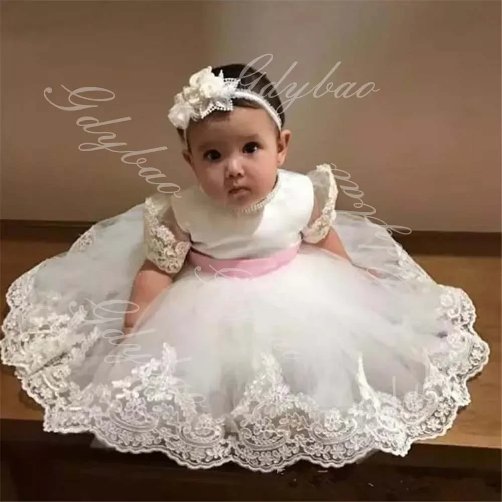 เด็กทารกชุดวันเกิดกับ Sashes พัฟแขนงานแต่งงานดอกไม้สาวชุดที่กําหนดเองลูกไม้ Applique เด็กวัยหัดเดิน Baptism ประกวดชุด