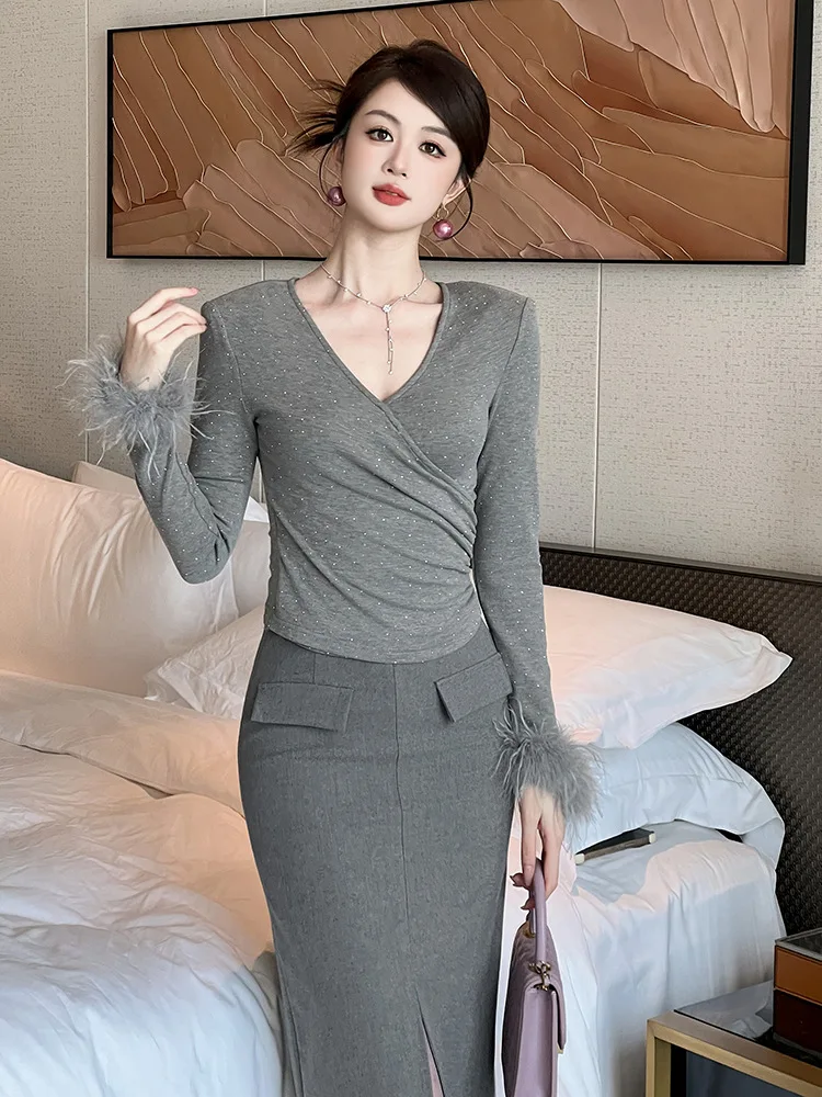 Pure Lust Style Sexy Gray V Neck Bottoming Shirt for Women in Autumn and Winter with Slim Fit and Waist Long-Sleeved Top
