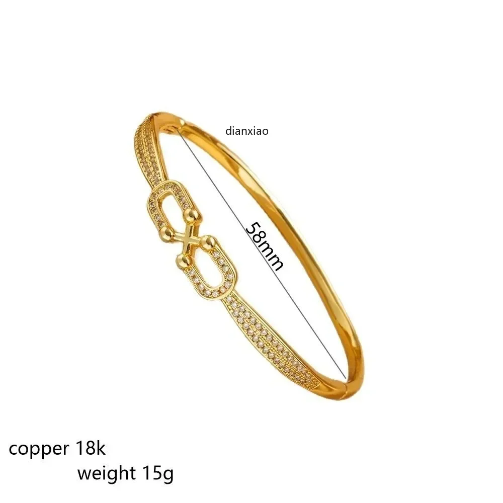 Это высококачественный кусок украшений со звездным небом, женский браслет с золотыми бусинами и перекрещенной застежкой в форме подковы.