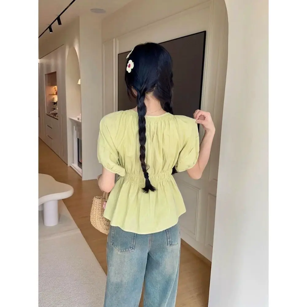 بلوزة بأكمام منتفخة خضراء جديدة ورقيقة للنساء تصميم كوري صيفي قميص بأكمام قصيرة وخصر قصير للتخسيس