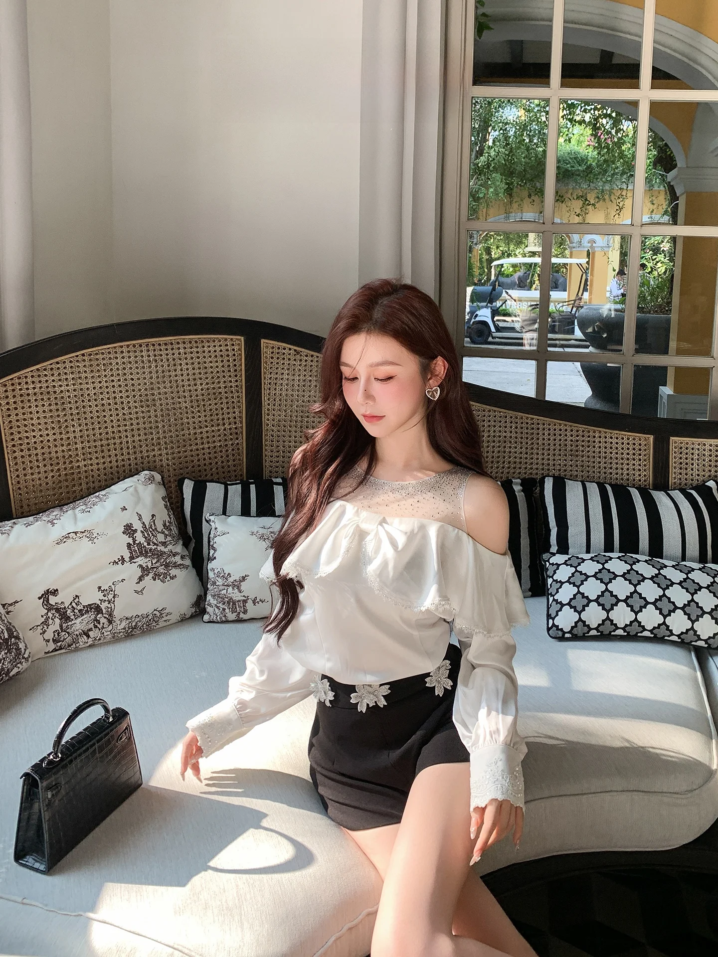 

AZZHEN Cloud Diamond White: Элегантная блузка с открытыми плечами, приталенная, с длинными рукавами и кружевом