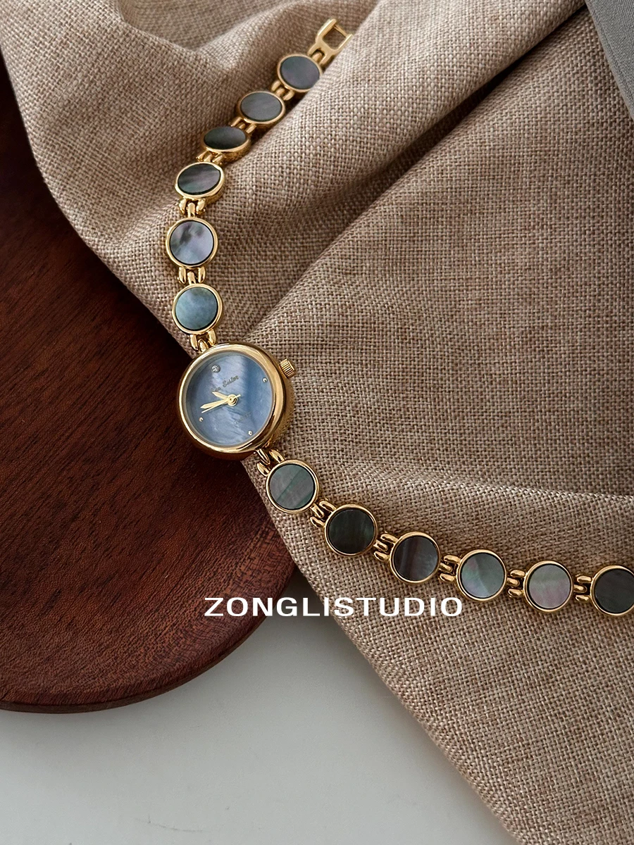 ساعة نسائية بسوار دائري بقرص صغير رائع، طراز أنيق وعتيق، ساعة نسائية فاخرة وعالية الجودة.