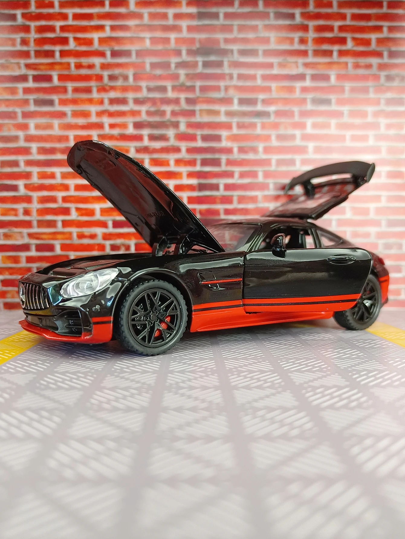 1:32 Mercedes Benz GT AMG adorno de modelo de coche de aleación, puertas y capó de motor, el maletero se puede abrir detalles ricos, mano de obra fina