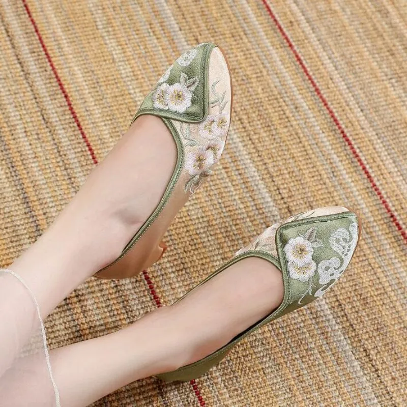 Women Pointed Toe Embroidered Slip on Pumps Chinese Style Spring Summer Dress Shoe Ladies Vintage Cheongsam Shoes