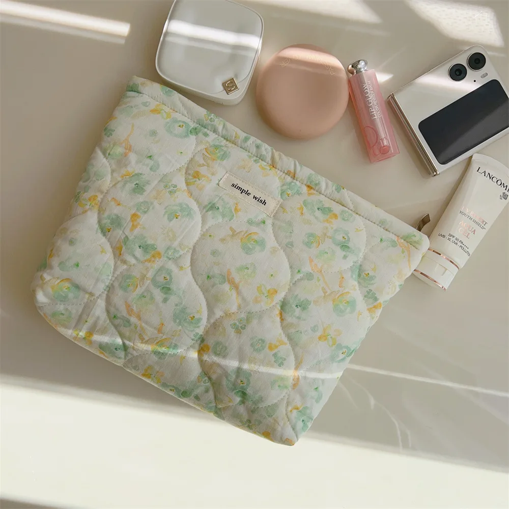 Large Travel Quilted Makeup Bag for Women Floral Cotton Cosmetic Bag Coquette Aesthetic Flower Toiletry Organizer Bag