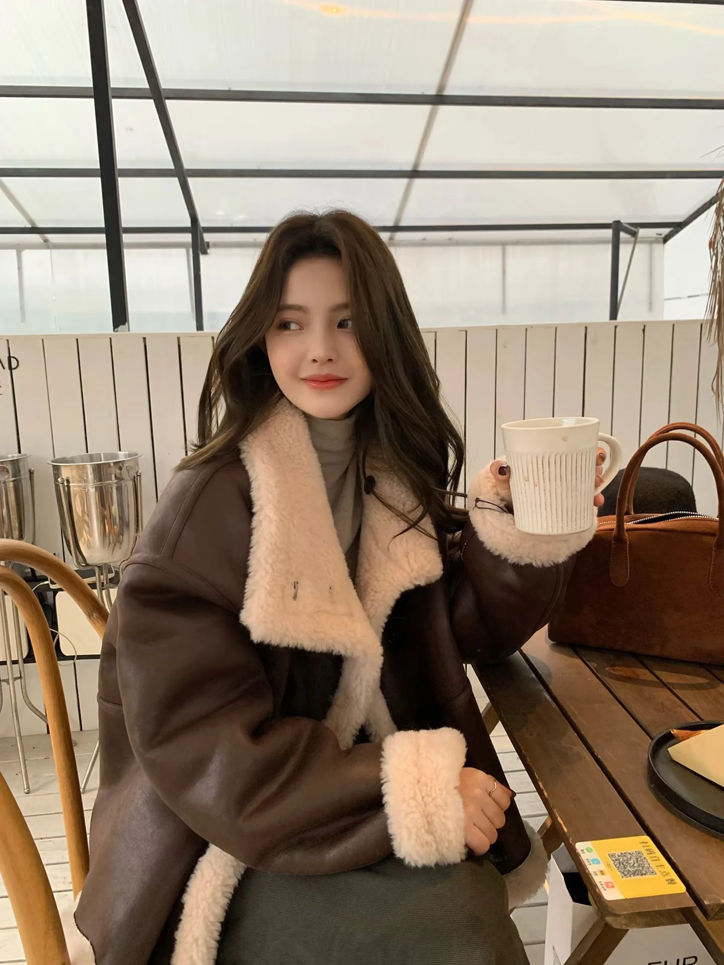 環境に優しい00%ウールショートファージャケット レディース 春用レザーコート 毛皮と革が一体化した環境に優しいデザイン