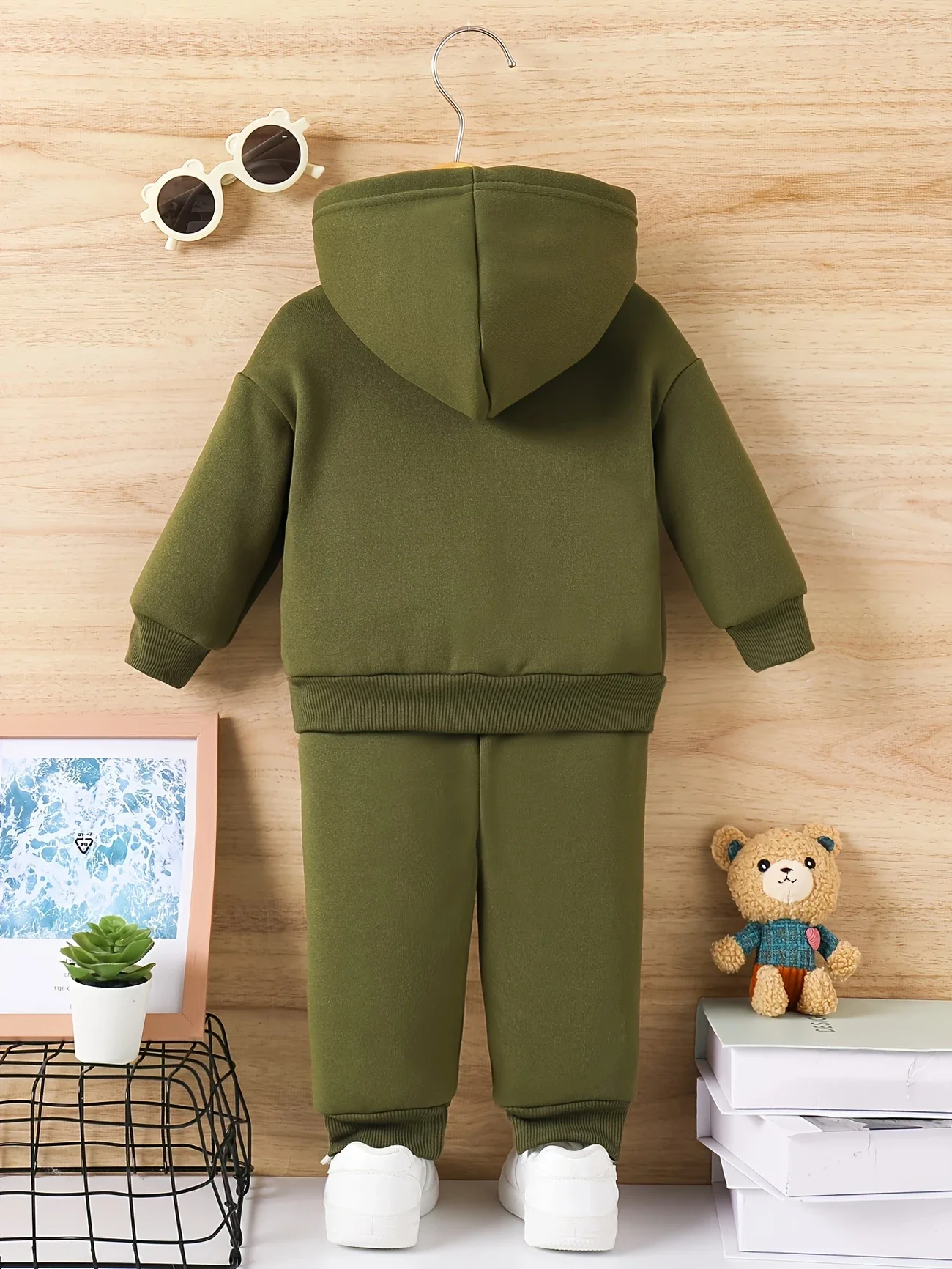 Boys' Army Green Fleece-Lined Hoodie Tracksuit Set, Colorful Dinosaur Print, Playful Casual Sporty Two-Piece Outfit