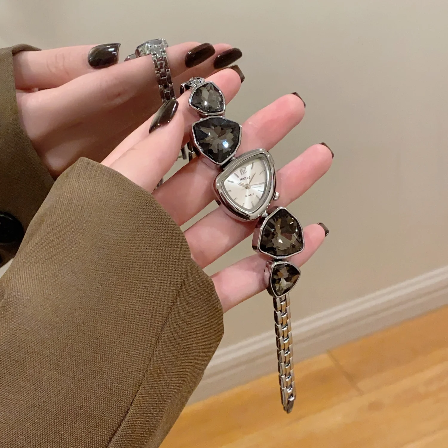 ساعة كوارتز نسائية بتصميم غير منتظم ساعات يد فاخرة كبيرة ملونة مرصعة بالألماس وساعات يد نسائية هدية على مدار الساعة