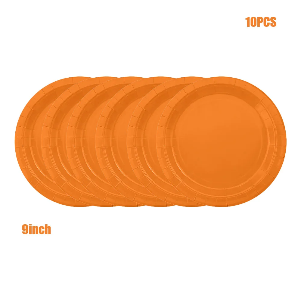 Solides orangefarbenes Einweg-Geschirrset aus Papptellern, Bechern, Servietten und Tischdecke für Herbst, Thanksgiving, Halloween, Geburtstagsfeiern und Dekoration. – Detail 4