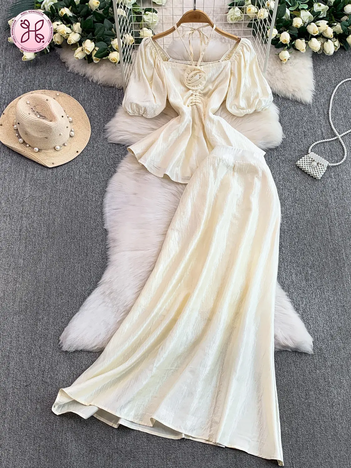 

Элегантный женский комплект из двух предметов: блузка с цветочным узором, квадратным вырезом и завязками на шее, а также юбка-макси фасона «русалка» с завышенной талией, создающая стройнящий силуэт.