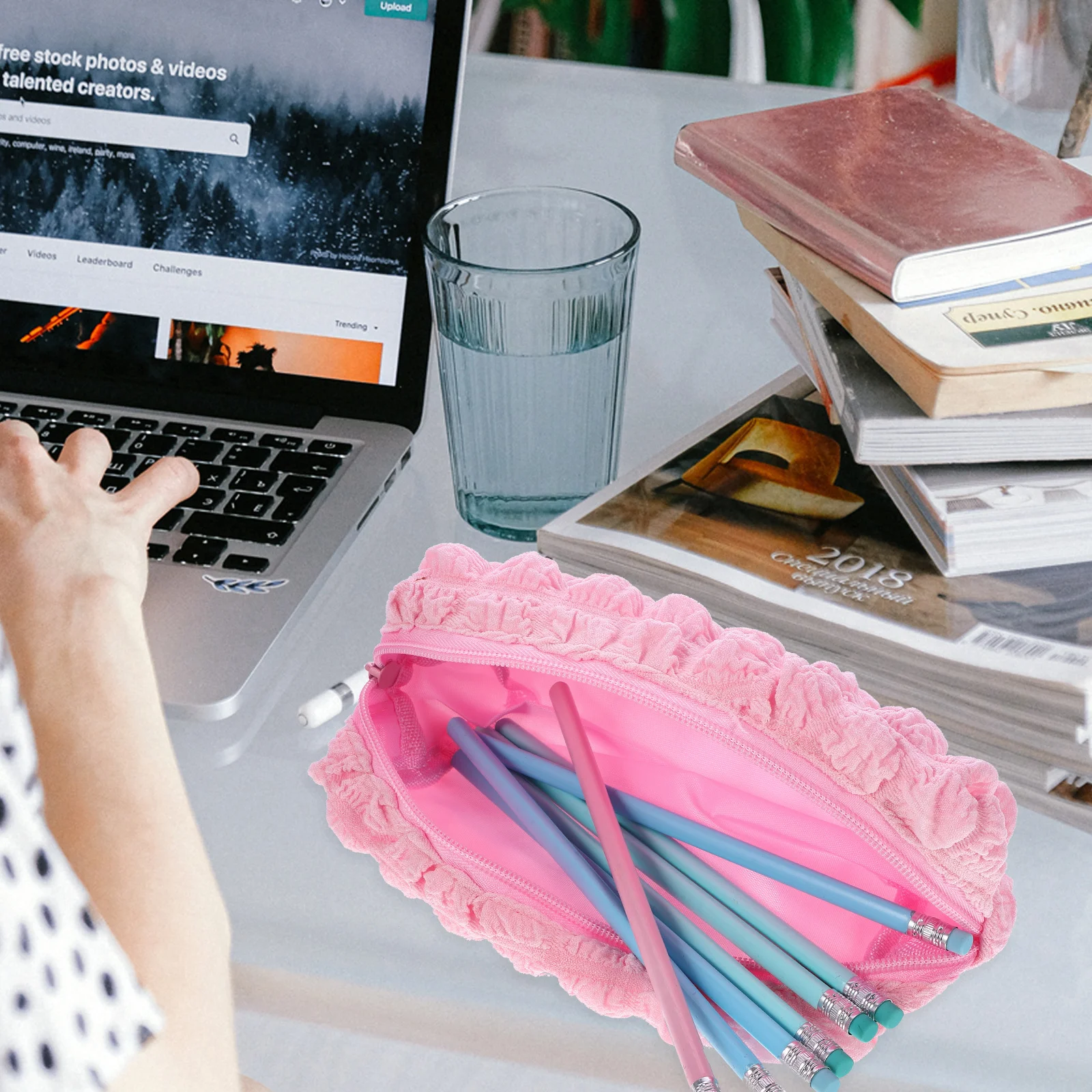 

Puff Makeup Pencil Case Small Stylish Bag for Women Multi-Functional Portable Toiletry Pouch Zipper Storage