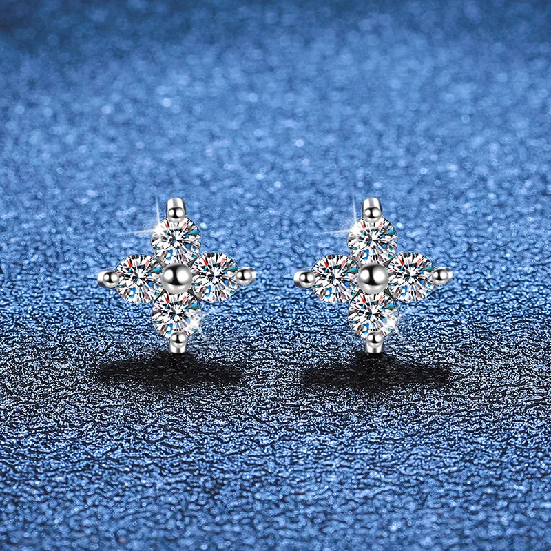 D color moissanite earrings for women light luxury four-leaf clover earrings 80 points moissanite earrings platinum PT950 mark