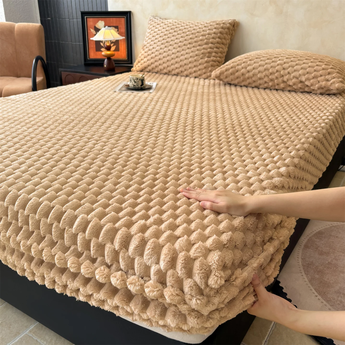 Winter Thickened Warm Plush Fitted Sheet Bubble Velvet Queen King Mattress Cover Fluffy Soft Fleece Bed Sheet with Elastic Bands