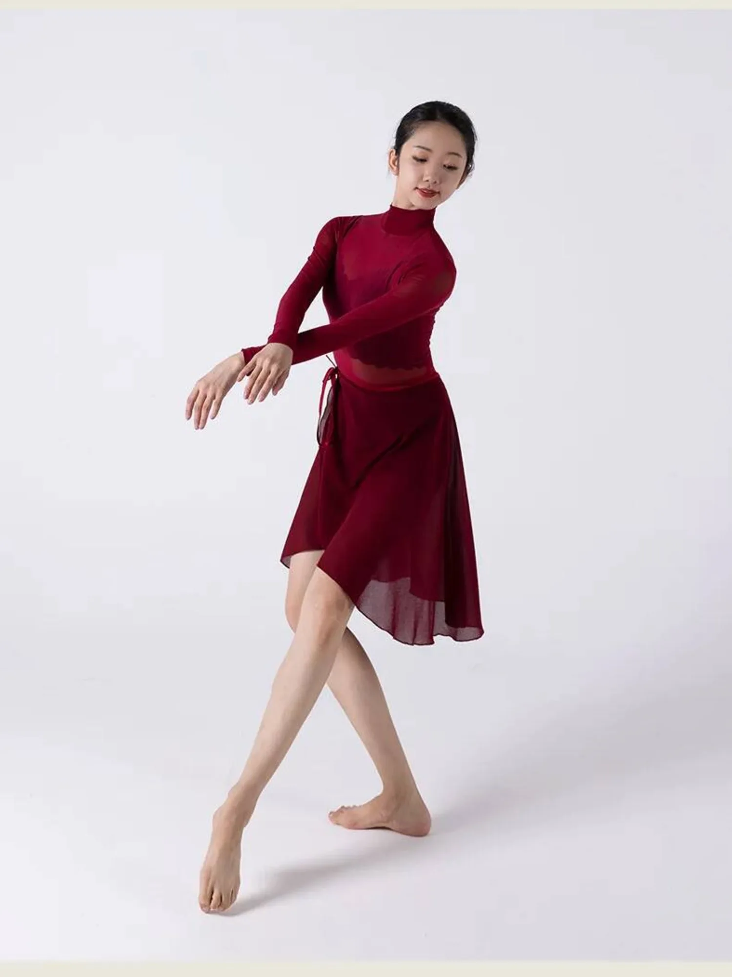 

Однотонный комбинезон с высоким воротником 2025 года и струящейся шифоновой юбкой — классическое танцевальное представление для женщин и девочек