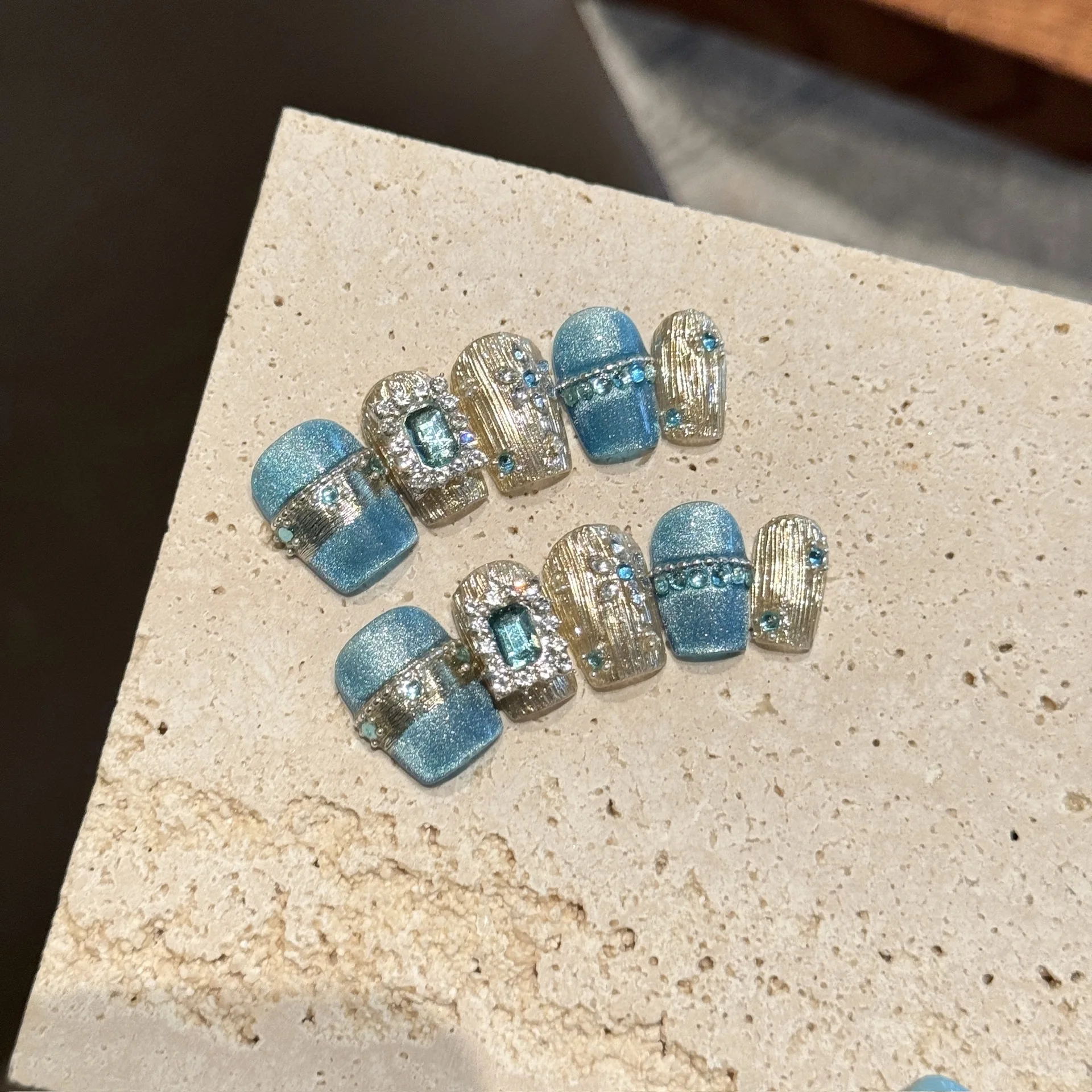 

Накладные ногти ручной работы с эффектом «кошачий глаз» и блестками, короткие, полностью покрывающие, суперблестящие, с золотыми кристаллами, для невесты