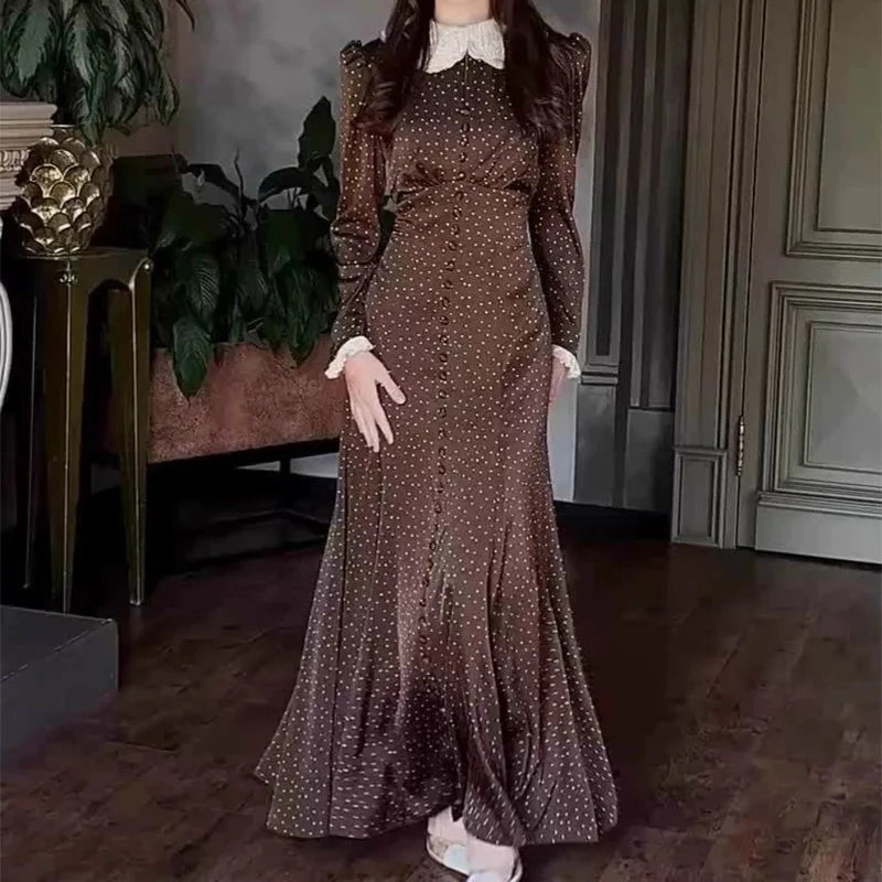 Sukienka o dopasowanym kroju z koronkowymi guzikami, kołnierzykiem typu doll collar, nadrukiem, długimi rękawami, damska, z podkreśloną talią i długą spódnicą.