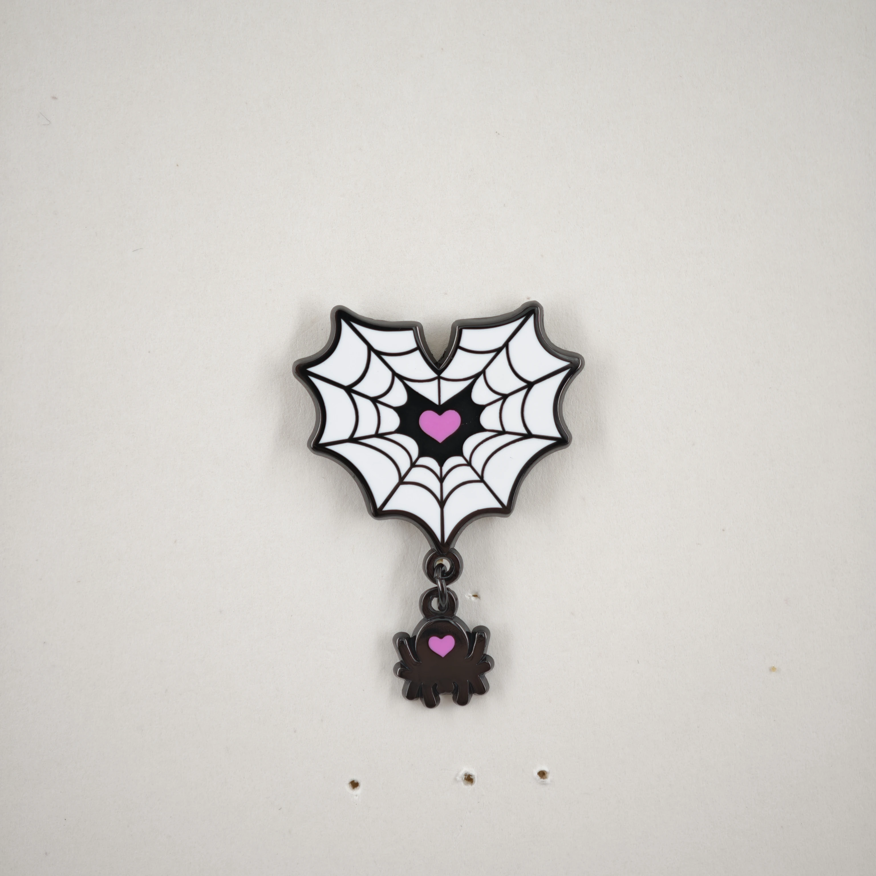 Goth-Herz-Spinnennetz-Brosche, rosa Herz-Metallabzeichen, hängende Spinnen-Emaille-Pin, Y2K-Punk-Schmuck, Halloween-Geschenk – Detail 12