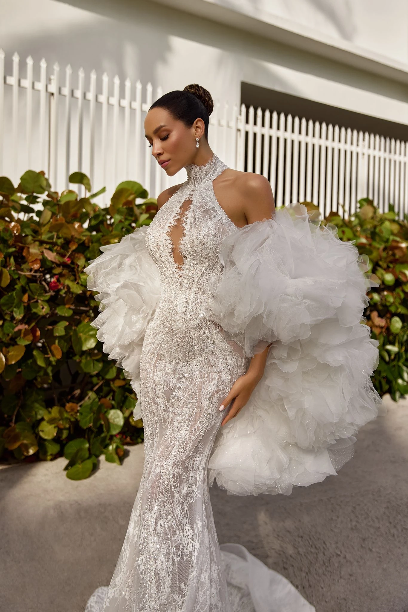 豪華な白いウェディングケープ、ボリュームのあるフリルチュールブライダルケープ、ふわふわの花柄、女性用パーティーケープ、ドレス用カスタムショール