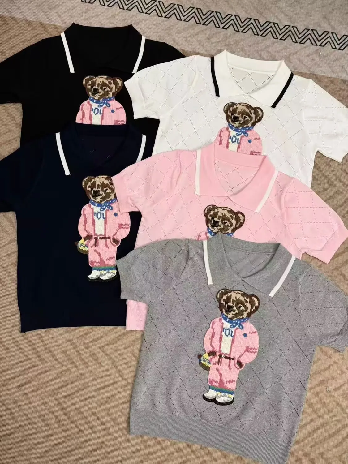 Suéter de punto con diseño de oso de dibujos animados de Summer Brand para mujer, camiseta de moda con solapa, tops de punto para damas, blusas informales para mujer