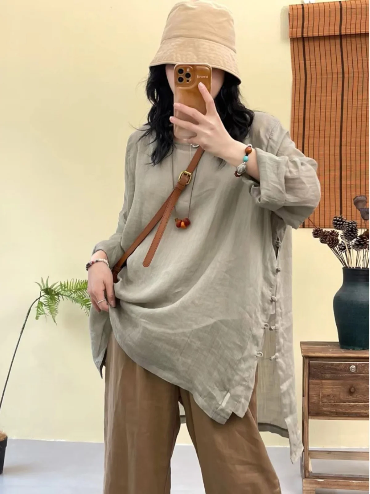 قميص نسائي كبير الحجم بتصميم عتيق من الكتان بلون واحد، مريح وقابل للتنفس، بأكمام متوسطة الطول وأزرار أمامية، تصميم غير متماثل...