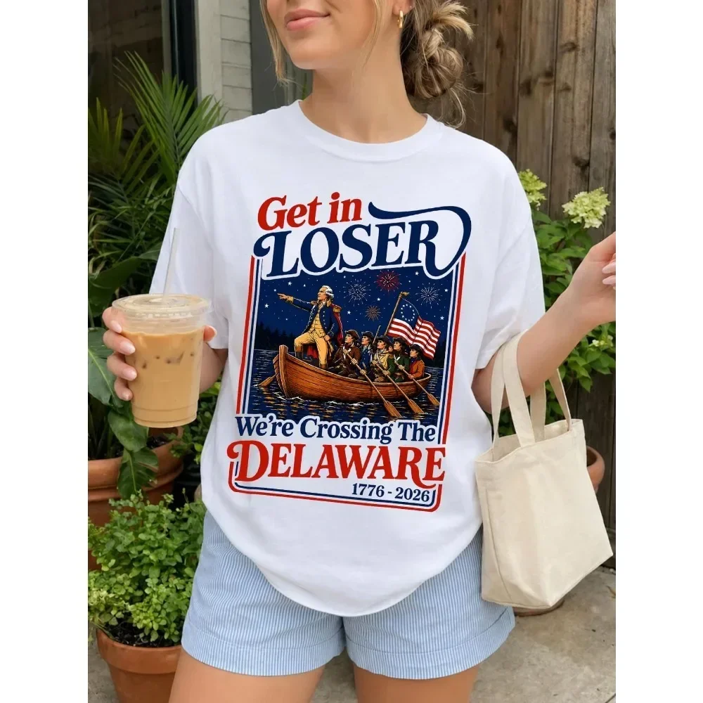 Camiseta para mujer con estampado gráfico de la escena histórica de la Revolución Americana cruzando el río Delaware, con la frase 'Get in Loser We're Crossing The Delaware 1776 2026', de corte holgado, para uso casual al aire libre en verano, regalo para el Día del Padre y el Día de la Independencia.