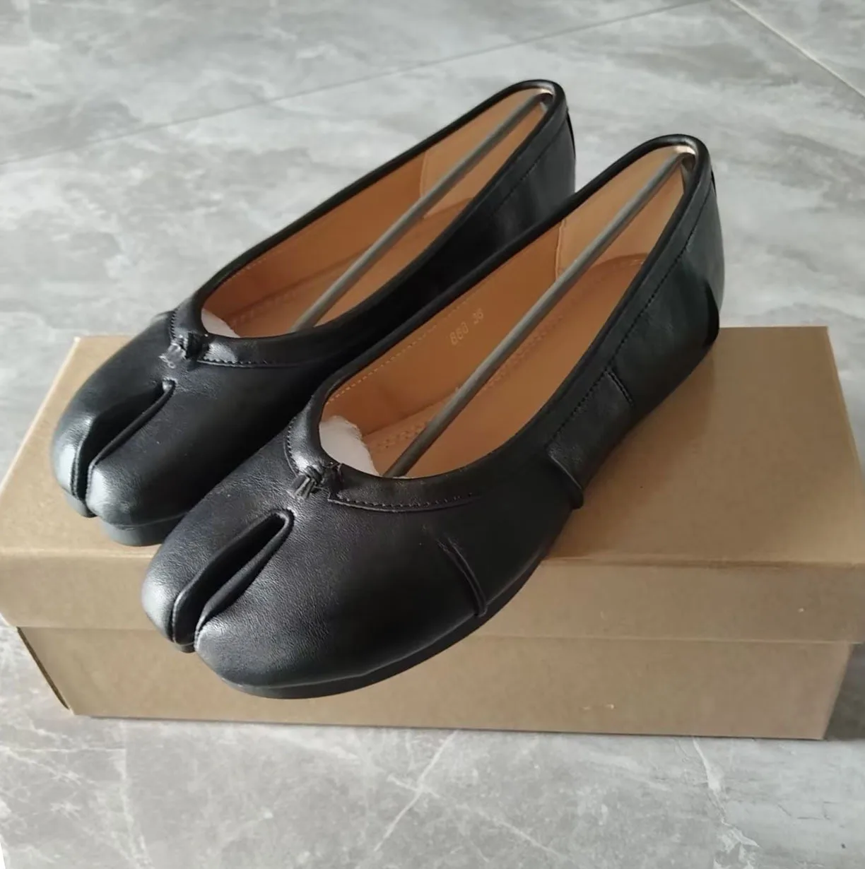 Echte Leder Tabi-Toe Ballerinas für Damen mit chinesischem Knoten, weiche Slip-On-Flachschuhe zum Gehen – Detail 12