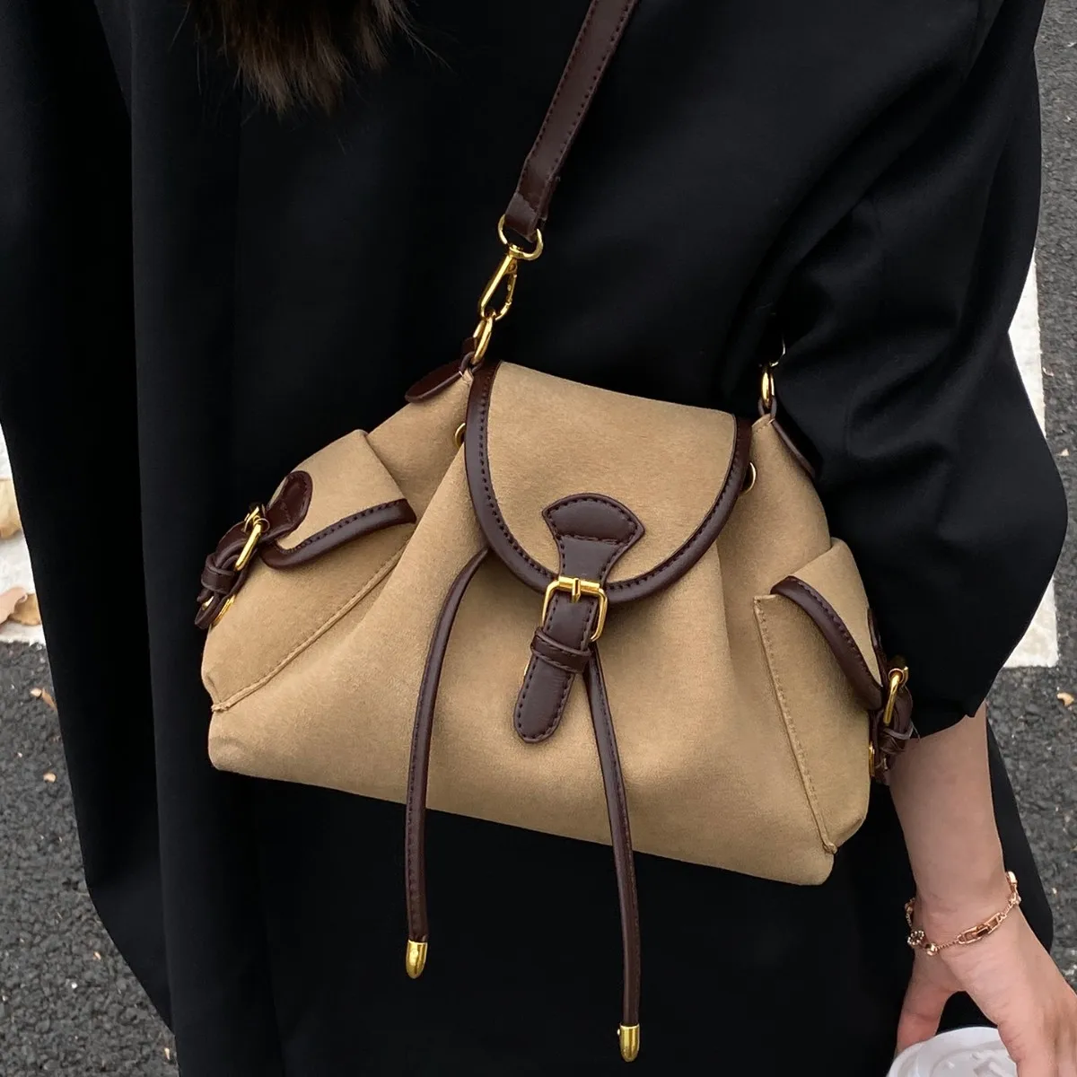 

Осенне-зимняя новая женская замшевая сумка-мешок, сумка-мессенджер с несколькими карманами на шнурке, модная текстура, универсальный стиль в стиле ретро