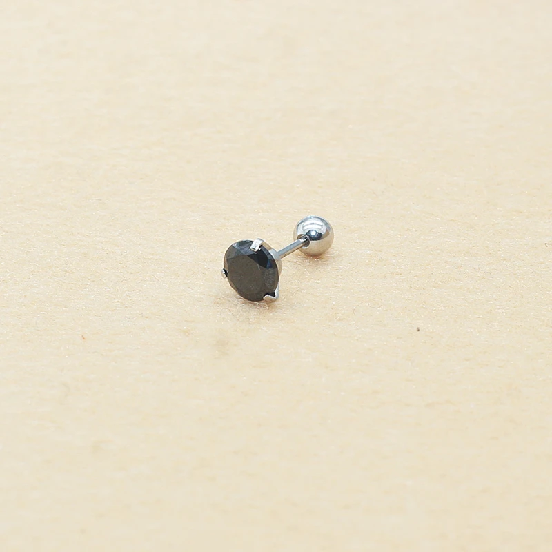Elegante Ohrstecker aus Edelstahl mit Zirkonia, dreizackiges Design, 0,8 x 6 mm, hypoallergener Schmuck für Damen, Geschenk zum Jahrestag. – Detail 5