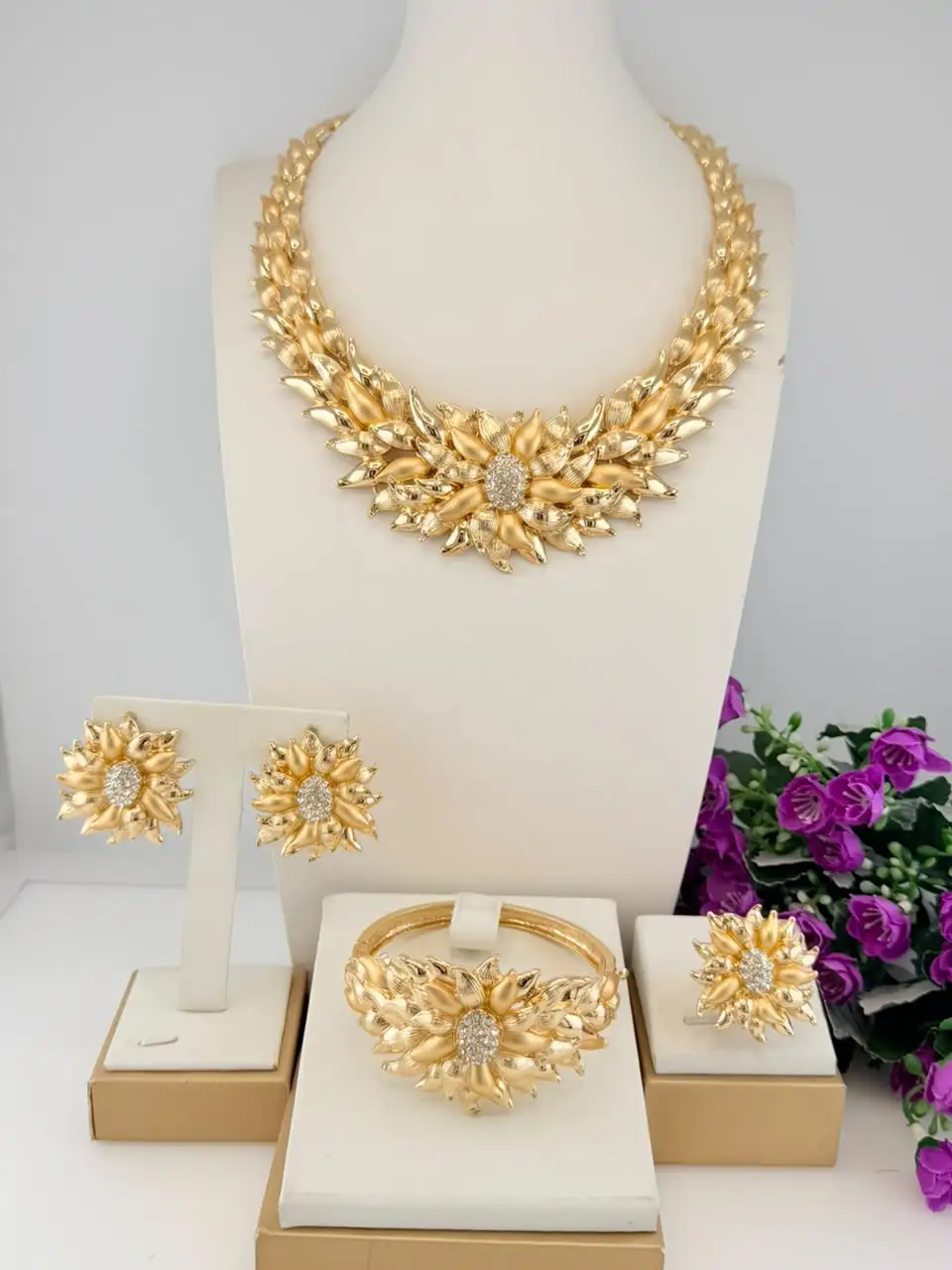 set-di-gioielli-floreali-con-girasoli-in-cristallo-placcato-oro-24k-4-pezzi-collana-orecchini-anello-e-bracciale-per-donne-nigeriane-i0207