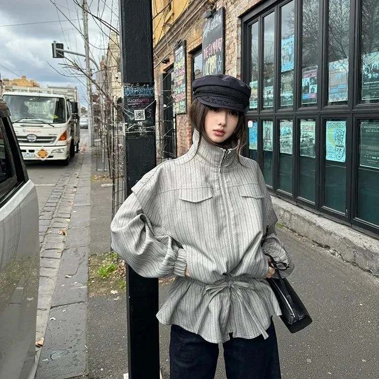 เสื้อแจ็คเก็ตผู้หญิงลายทางรัดเอวแบบมีเชือกผูก รุ่นใหม่ประจำฤดูใบไม้ร่วงปี 2025 ทรงหลวม สั้น แบบมีซิป