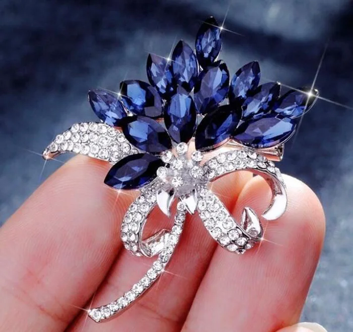 New fashion High-quality alloy Round new pearl Rhinestone brooch women\'s elegant clothing Shawl Scarf Buckle pins  jewelry H1051