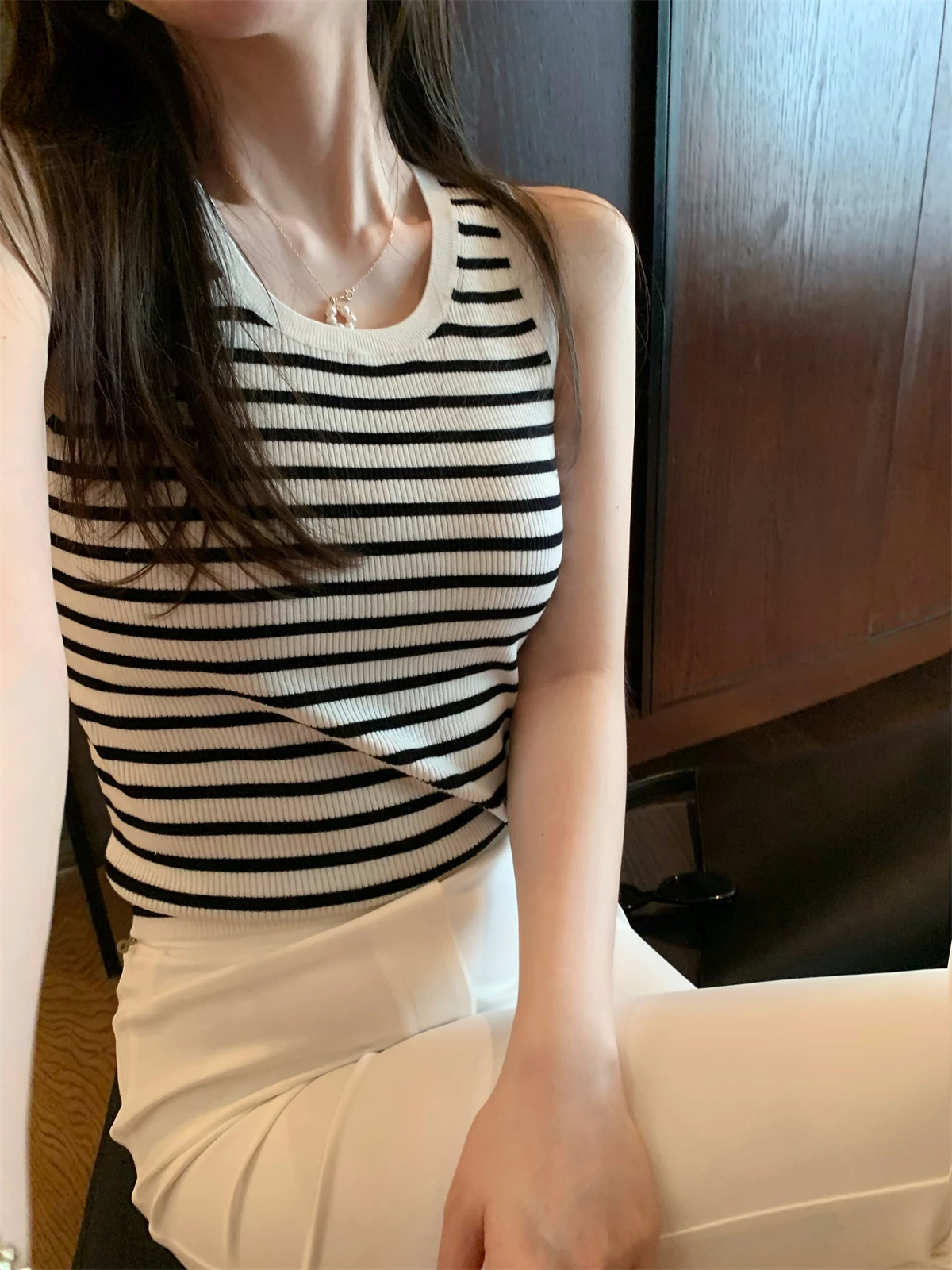 

Повседневный полосатый жилет DAJO'S для женщин 25-29 лет, летний сезон, стандартная длина, приталенный крой, для повседневной носки, цельный, без рукавов