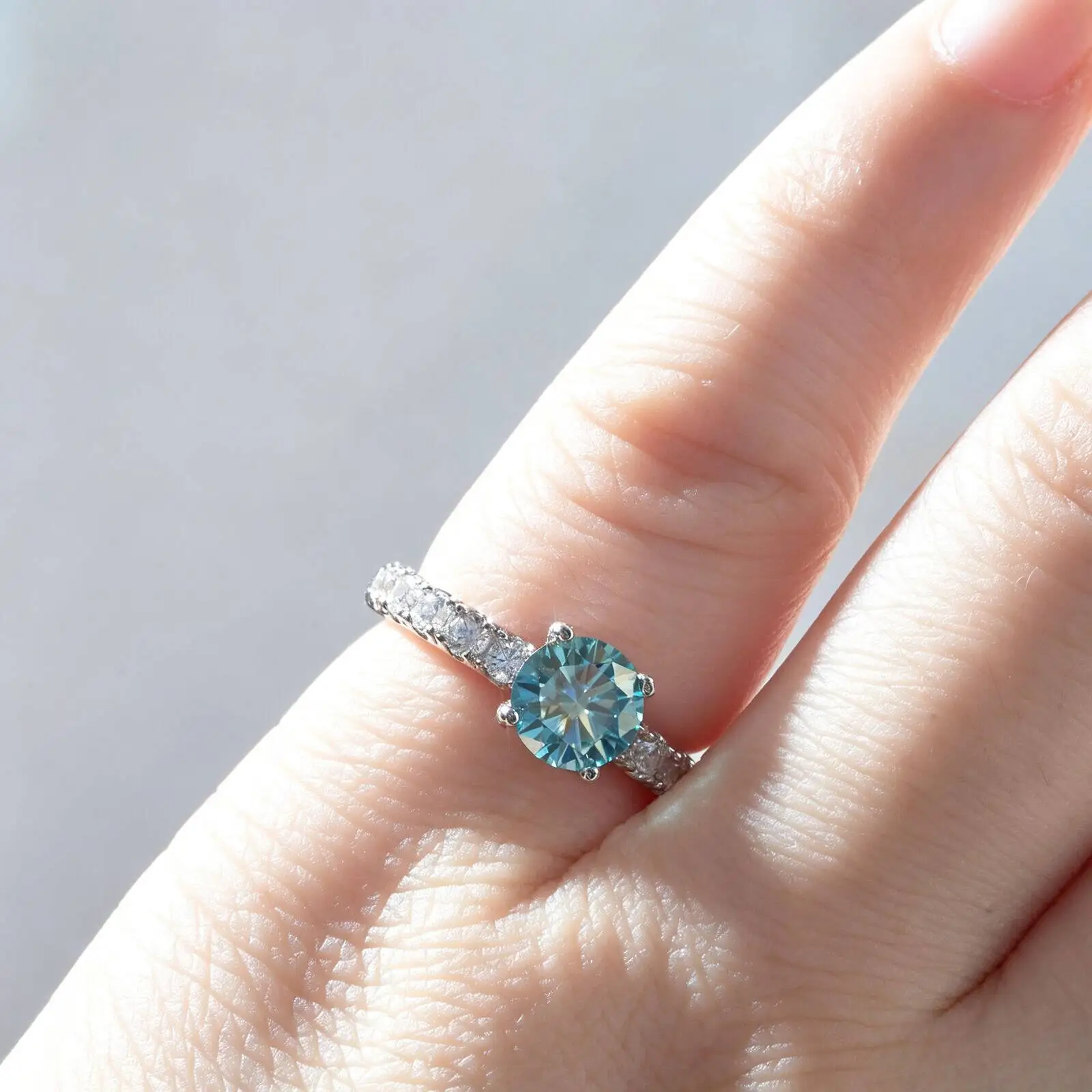 Klassischer 1-Karat-Moissanit-Ring in blauer Farbe für charmante Damen, S925 Sterlingsilber, edler Schmuck, Dating-Geschenk für Frauen, Eheringe. – Detail 8