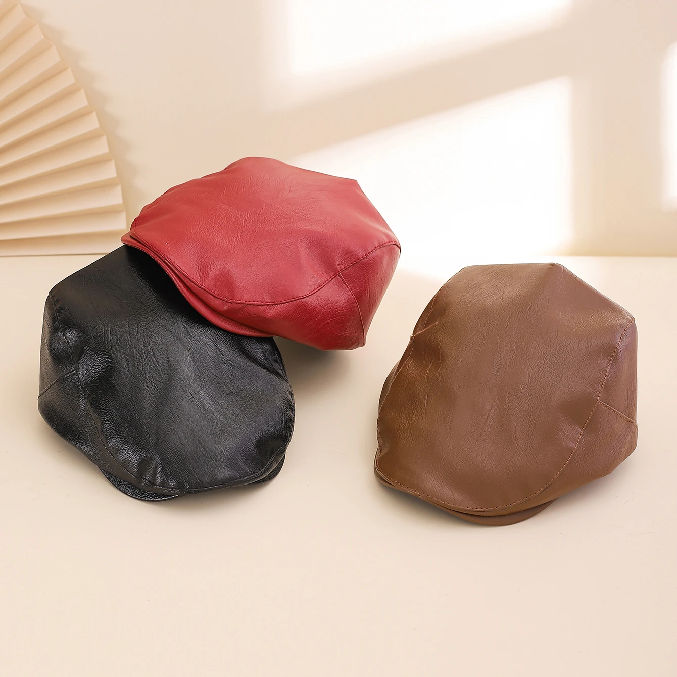 Modische Einfarbige PU Forward Cap Weiche Verstellbare Snapback Mütze Outdoor Wasserdichter Sonnenschutz Hut