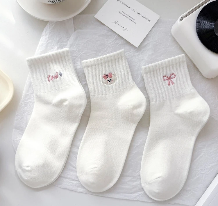 Damen-Mittellange Socken für Frühling und Herbst, atmungsaktiv, mit niedlichem Cartoon-Hasen-Herz-Schleifen-Print, weiße Freizeitsocken – Detail 4