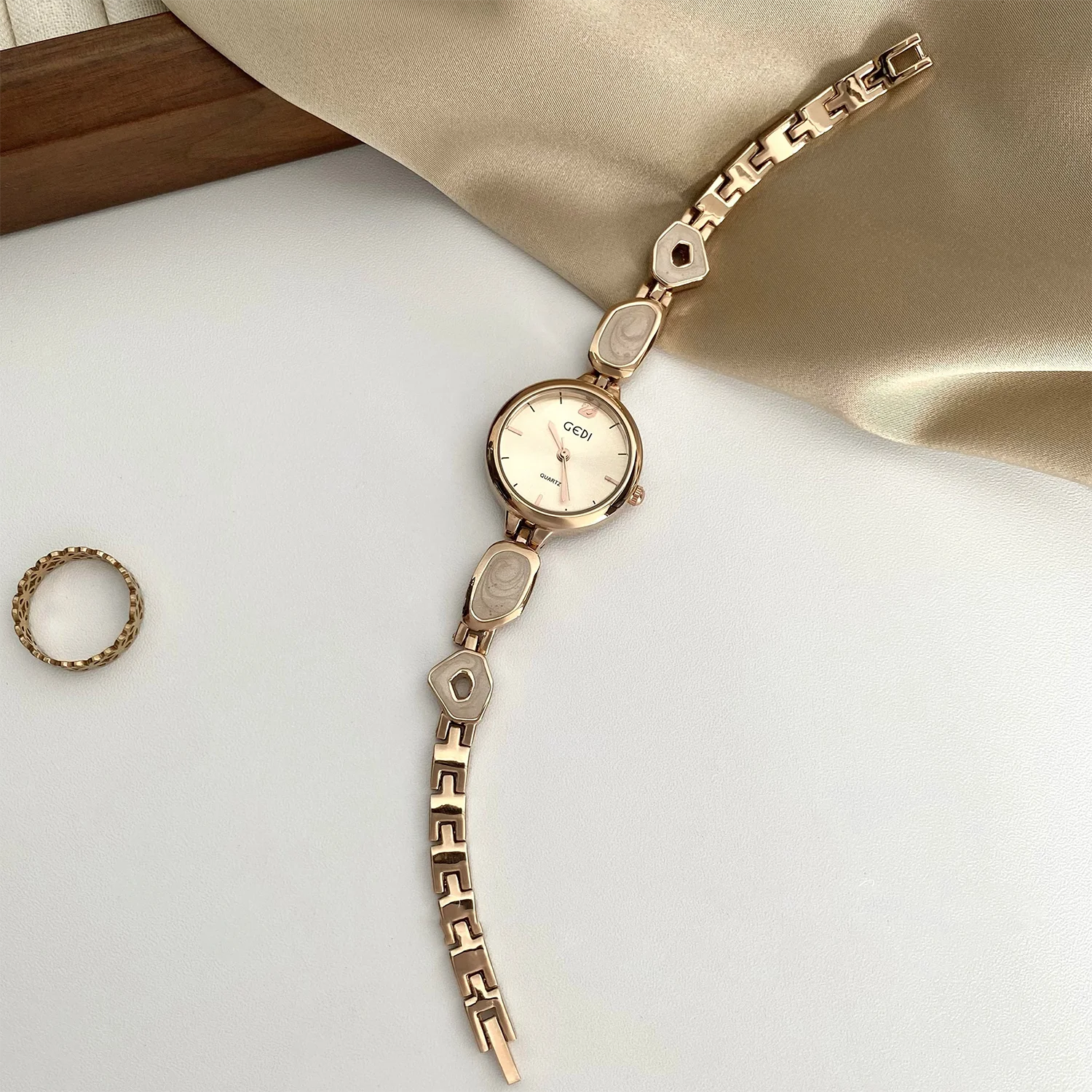 2025 New Vintage Luxury Watches for Women Swan Chain Design Water-Resistant Quartz Ladies' Watch Perfect Gift for Girlfriends