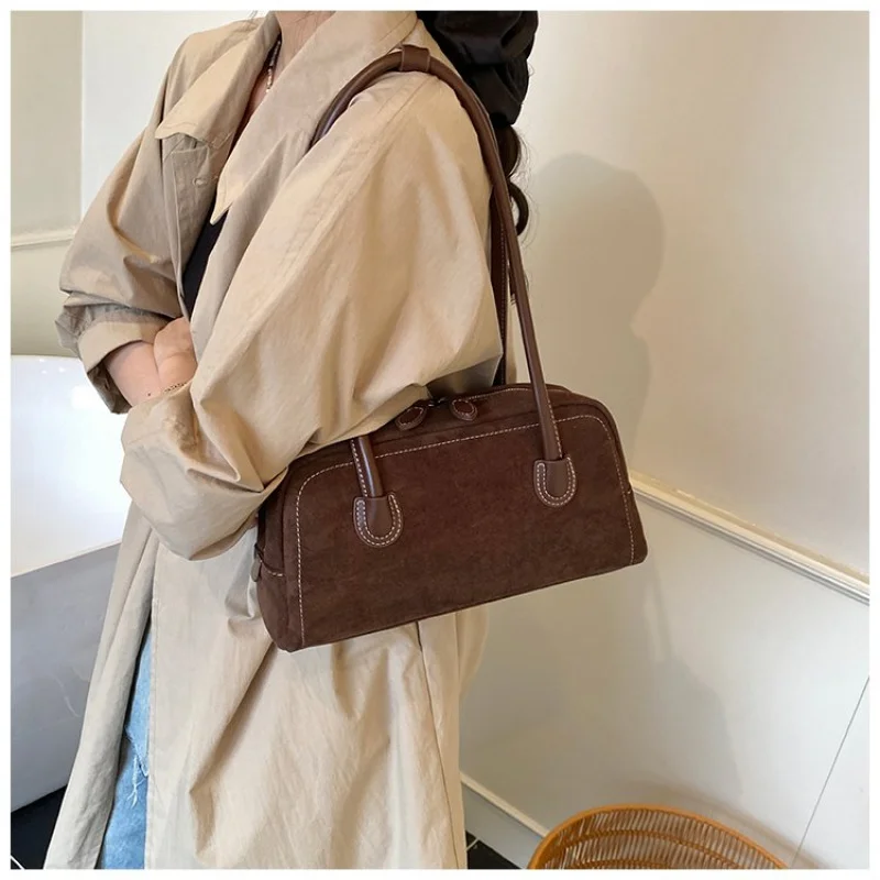 

Gorgeous Minimalist Vintage Tote Bag For Women Featuring Luxury Leather Solid Color And Trendy Paris Fashion Design