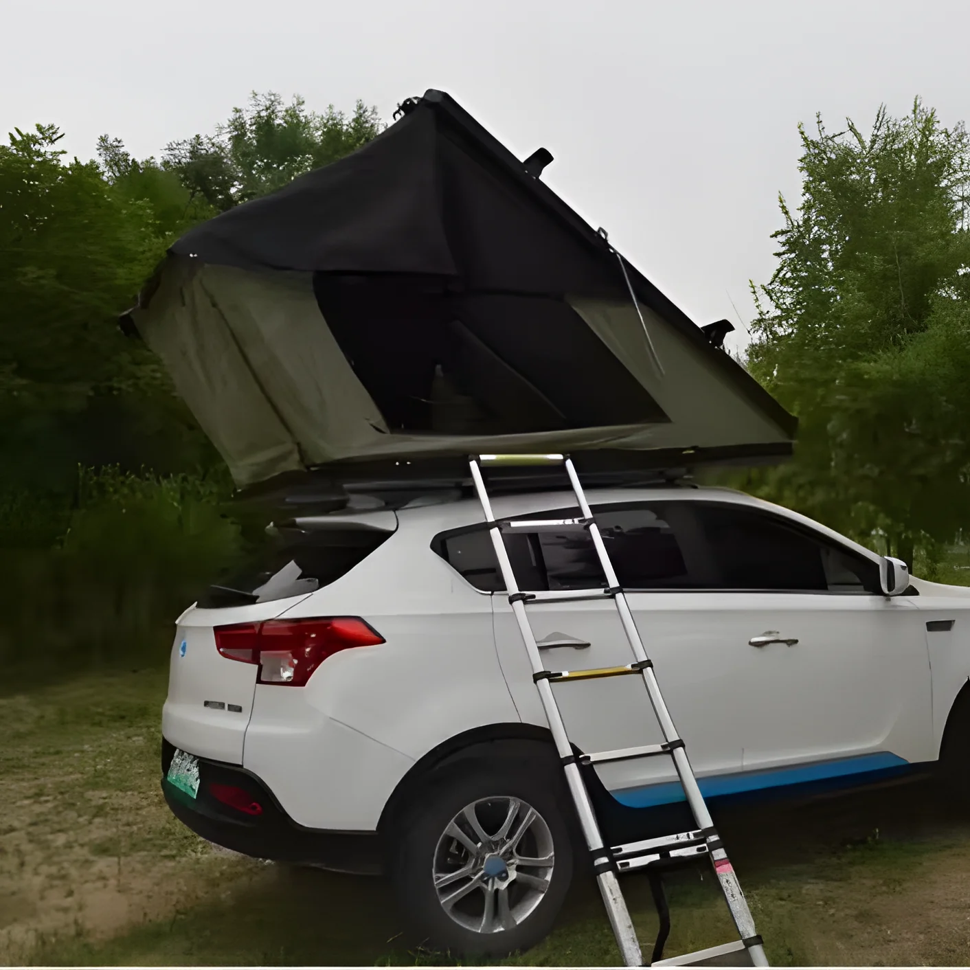 2024 4WD New Design 2 Person Camping Hard Aluminum Shell Triangle Hydraulic Pressure Vehicle Rooftop Tent for All Seasons