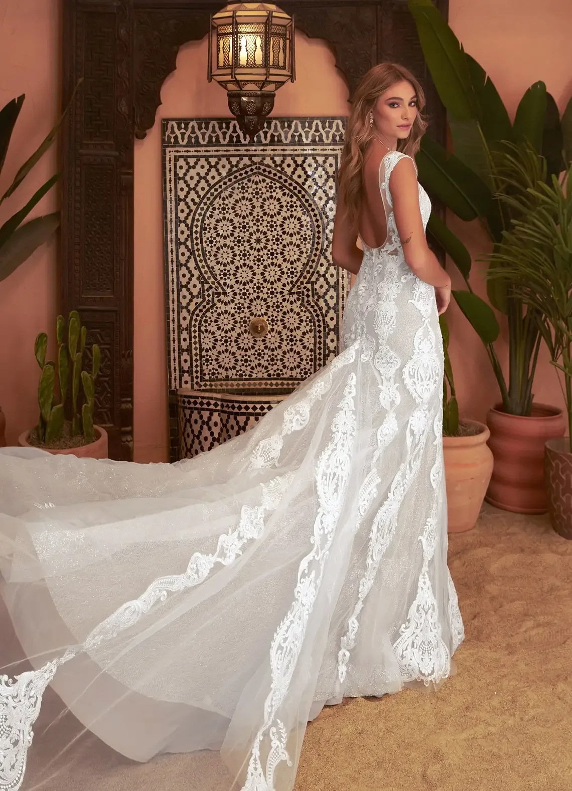 Maßgeschneidertes 2025, weißes Fischschwanz-Brauthochzeitskleid für Damen, tiefer V-Ausschnitt, ärmellos, Spitzenaufkleber, rückenfrei, elegant und sexy